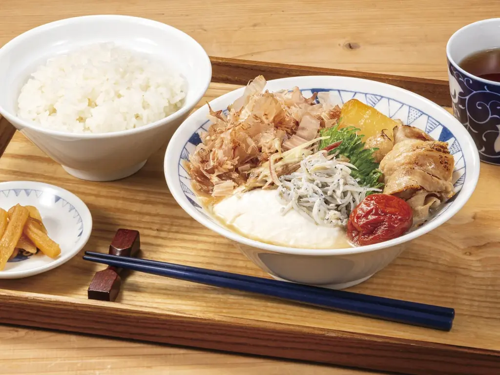 「春の香り、ふわり。梅の酸味が春を連れてくる」梅×しらす×かつおで和の旨み　ごちとんで「梅しらすとかつおの豚汁」新登場！ 画像 2