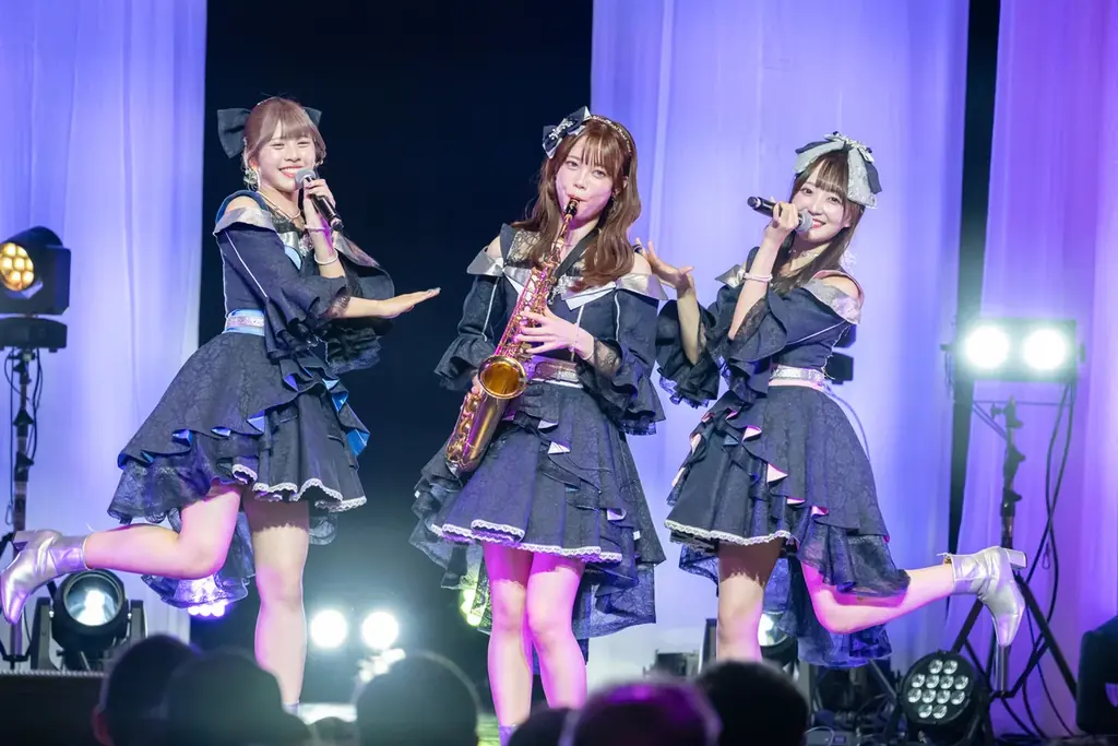 佐久間宣行プロデュース「ラフ×ラフ」が結成3周年ライブを開催！活動休止中の吉村萌南が電撃復帰、8人揃って新曲「Yondanda」を初披露 画像 2