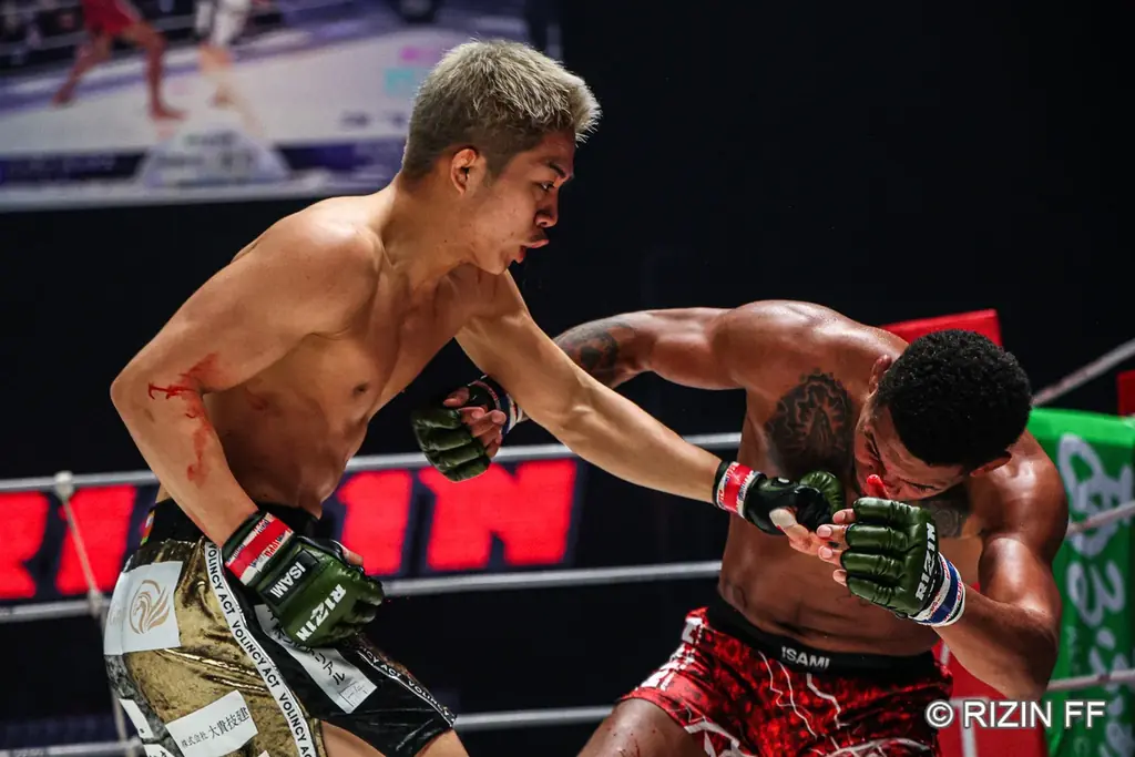 朝倉未来の愛弟子・秋元強真が北米メジャー元世界王者にTKO勝利！当日は13,307人が来場し、Xの世界トレンドTOP.5入りで大きな話題に！ 画像 4