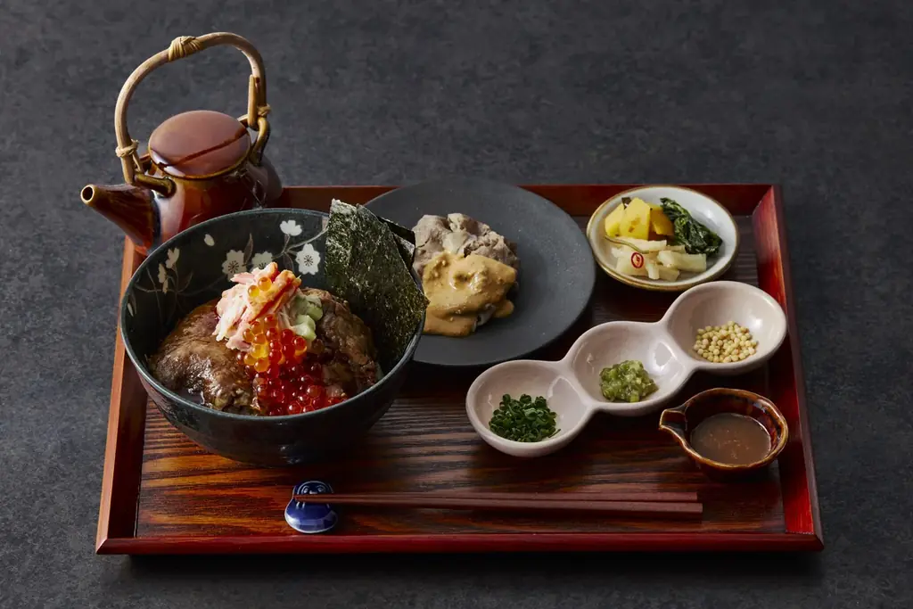 黒毛和牛×蟹いくらの贅沢競演「黒毛和牛すきやき海鮮丼」3月16日（月）より販売開始 画像 2