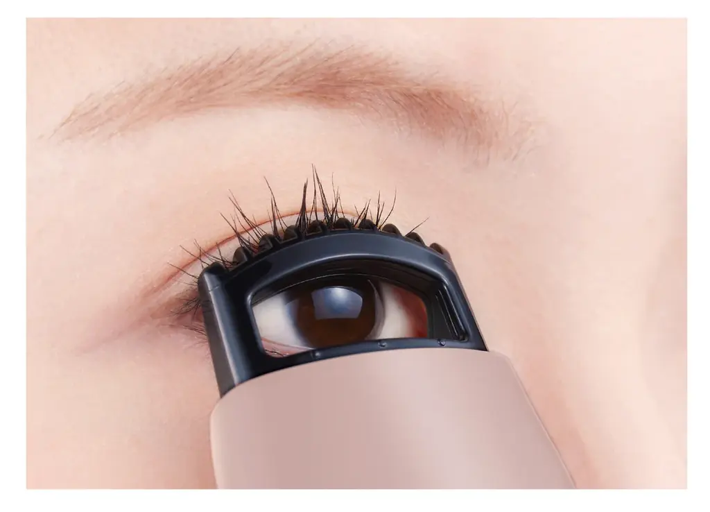 【好評につき販売店を拡大】マスカラの最後に使って仕上がりがワンランクアップ！両目で確認しながらまつげを根元からカールできる、ホットアイラッシュカーラー「のぞキュンホットカーラー」 画像 4