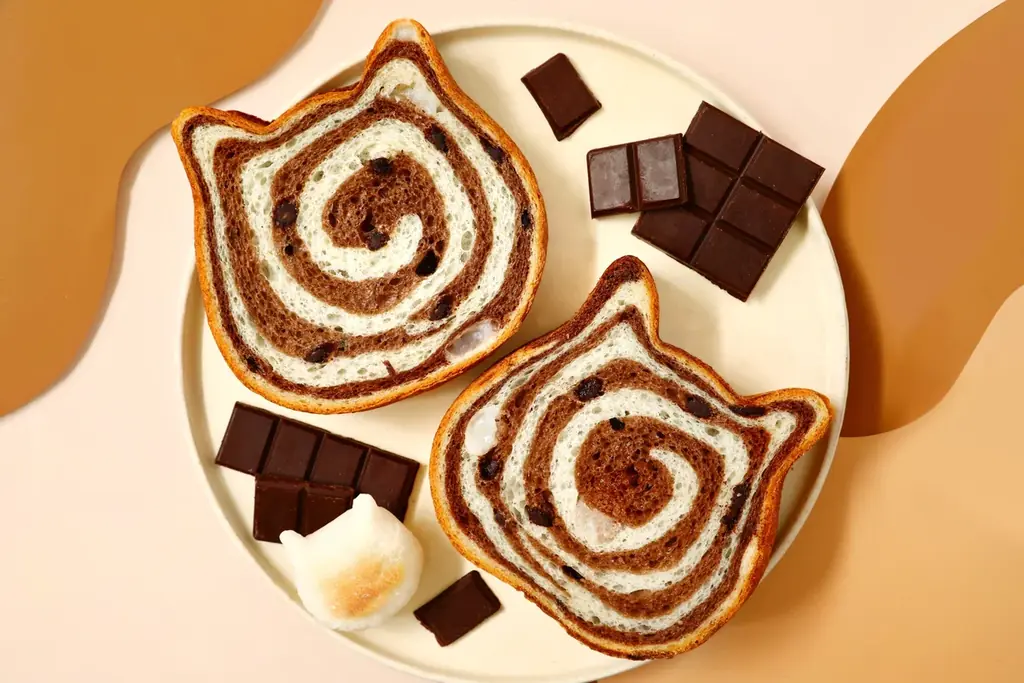 【とろけるチョコ＆もちもち新食感！】「ねこねこ」より“チョコ×餅”を楽しめる『ねこねこ食パン チョコもっちー』が初登場！「GUILTY’S」のビッグソフトクッキーからも同フレーバーを新発売！ 画像 3