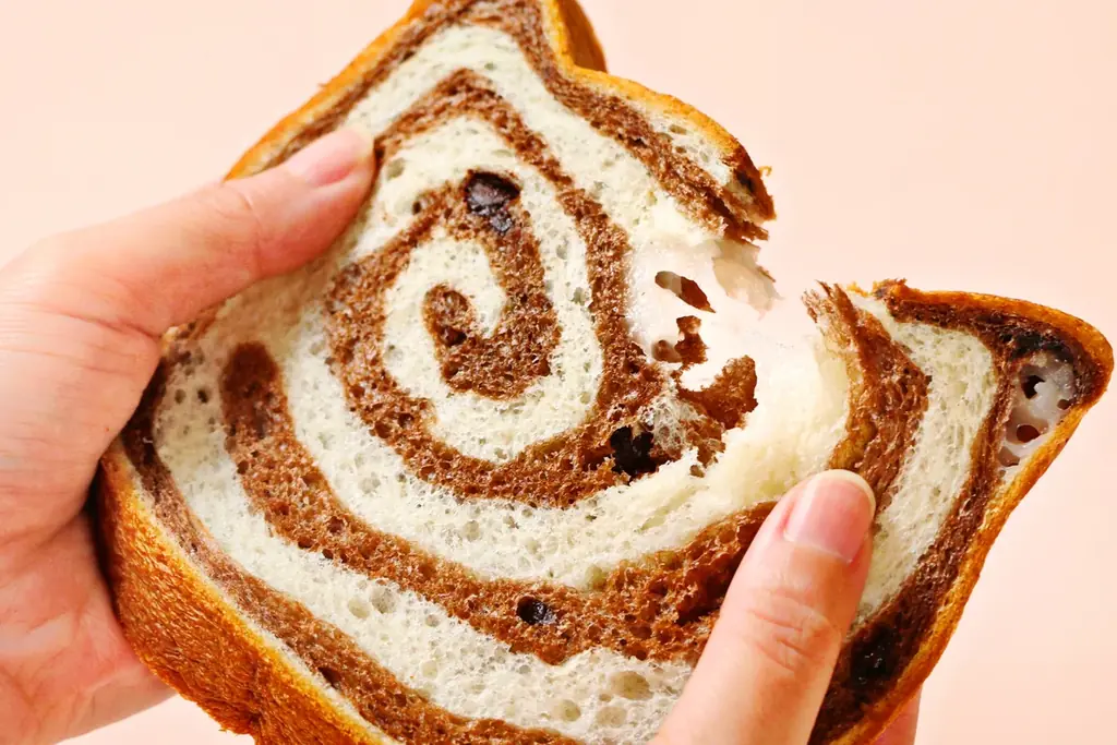 【とろけるチョコ＆もちもち新食感！】「ねこねこ」より“チョコ×餅”を楽しめる『ねこねこ食パン チョコもっちー』が初登場！「GUILTY’S」のビッグソフトクッキーからも同フレーバーを新発売！ 画像 4