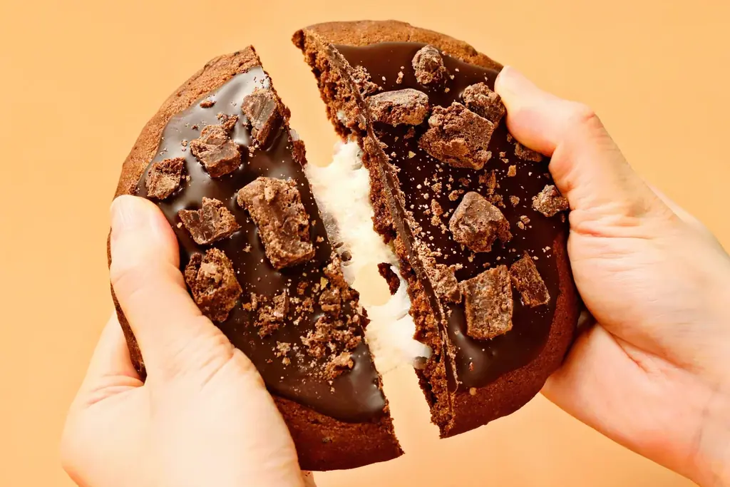 【とろけるチョコ＆もちもち新食感！】「ねこねこ」より“チョコ×餅”を楽しめる『ねこねこ食パン チョコもっちー』が初登場！「GUILTY’S」のビッグソフトクッキーからも同フレーバーを新発売！ 画像 6