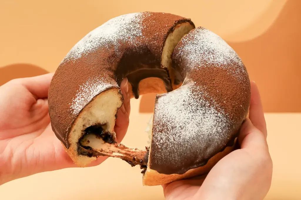 【とろけるチョコ＆もちもち新食感！】「ねこねこ」より“チョコ×餅”を楽しめる『ねこねこ食パン チョコもっちー』が初登場！「GUILTY’S」のビッグソフトクッキーからも同フレーバーを新発売！ 画像 8