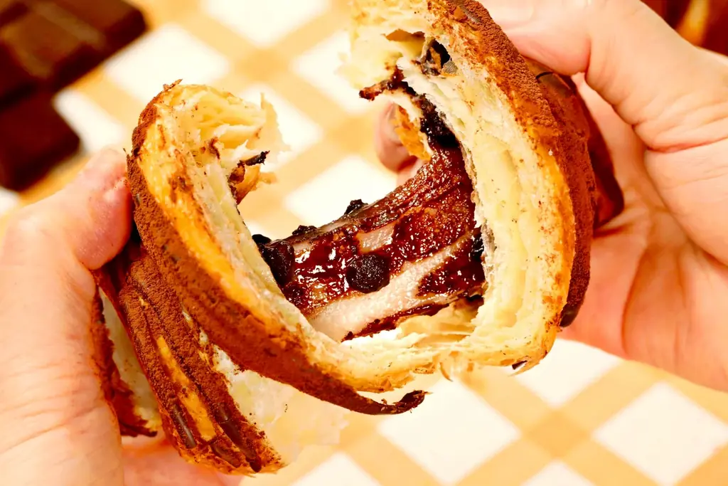 【とろけるチョコ＆もちもち新食感！】「ねこねこ」より“チョコ×餅”を楽しめる『ねこねこ食パン チョコもっちー』が初登場！「GUILTY’S」のビッグソフトクッキーからも同フレーバーを新発売！ 画像 9