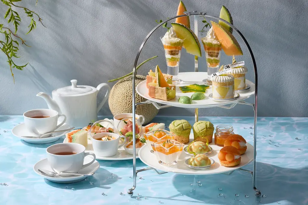 【東京マリオットホテル】グリーン×オレンジの初夏色に心ときめく契約農園から直送の2種のメロンをエレガントなスイーツで堪能「MELONyque(メロニック) Afternoon Tea」を発売 画像 2