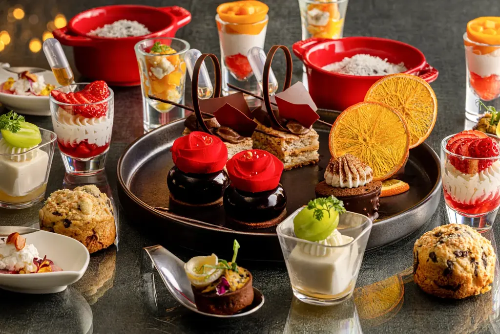 【新横浜プリンスホテル】濃厚チョコレートと芳醇チーズが主役！甘さとコクが重なる贅沢な味わい『ショコラ＆フロマージュアフタヌーンティー』を販売 画像 1