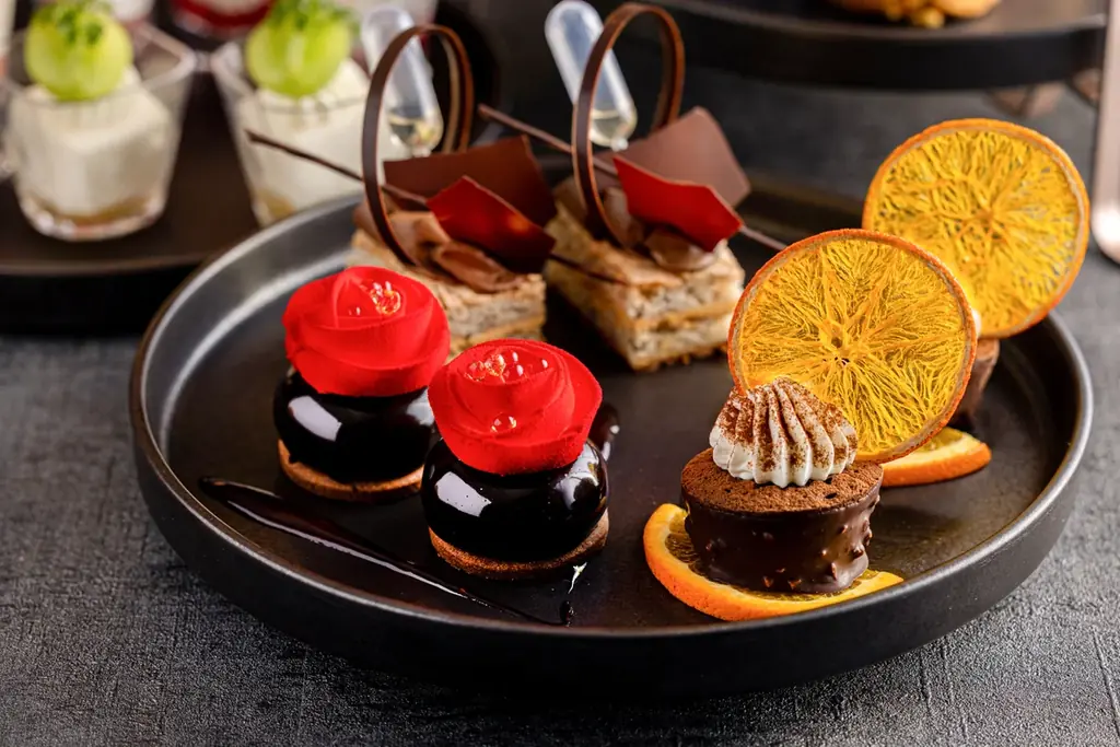 【新横浜プリンスホテル】濃厚チョコレートと芳醇チーズが主役！甘さとコクが重なる贅沢な味わい『ショコラ＆フロマージュアフタヌーンティー』を販売 画像 2