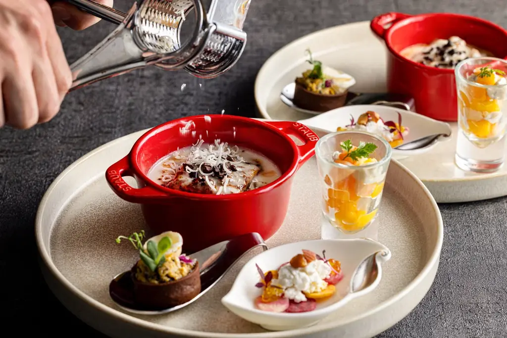 【新横浜プリンスホテル】濃厚チョコレートと芳醇チーズが主役！甘さとコクが重なる贅沢な味わい『ショコラ＆フロマージュアフタヌーンティー』を販売 画像 4