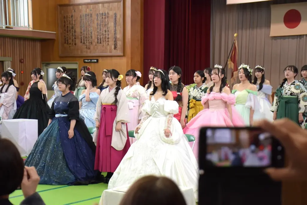 なんてきらびやかな卒業式！自作のドレスと着物で巣立つ～豊橋市立家政高等専修学校～ 画像 1