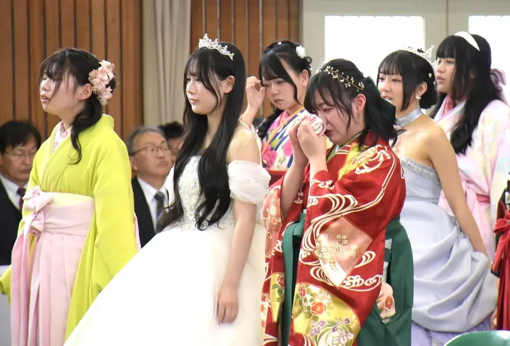 なんてきらびやかな卒業式！自作のドレスと着物で巣立つ～豊橋市立家政高等専修学校～ 画像 11