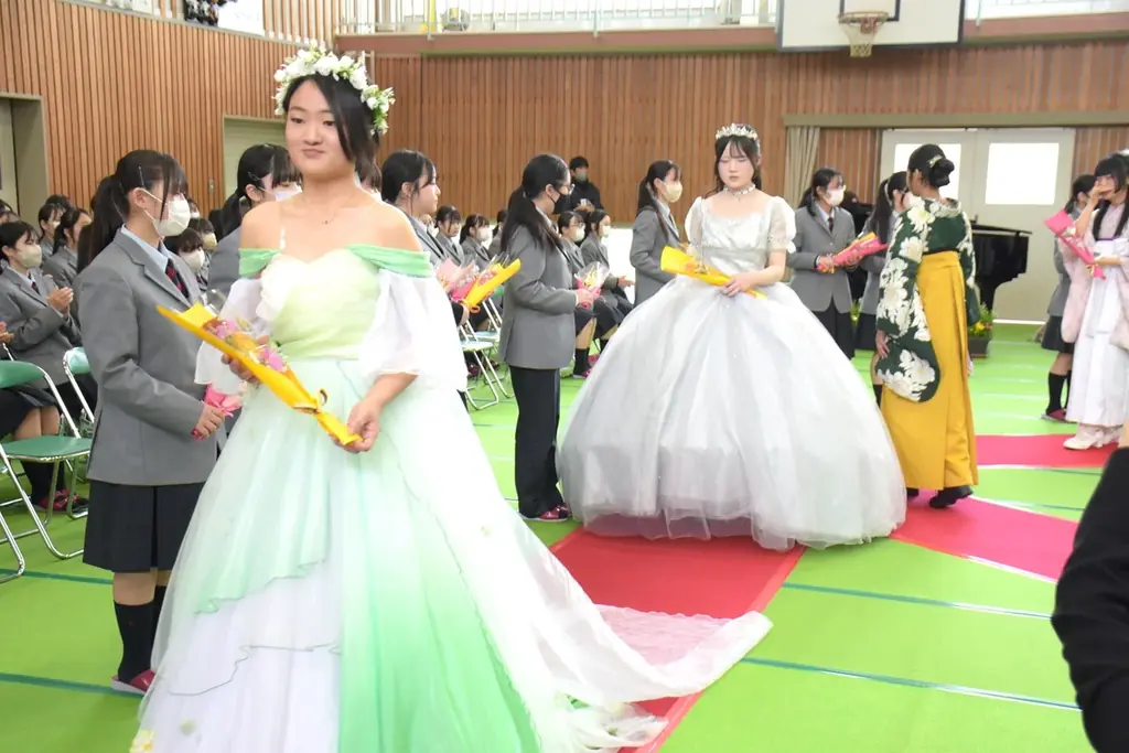 なんてきらびやかな卒業式！自作のドレスと着物で巣立つ～豊橋市立家政高等専修学校～ 画像 13