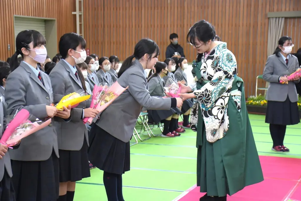 なんてきらびやかな卒業式！自作のドレスと着物で巣立つ～豊橋市立家政高等専修学校～ 画像 14