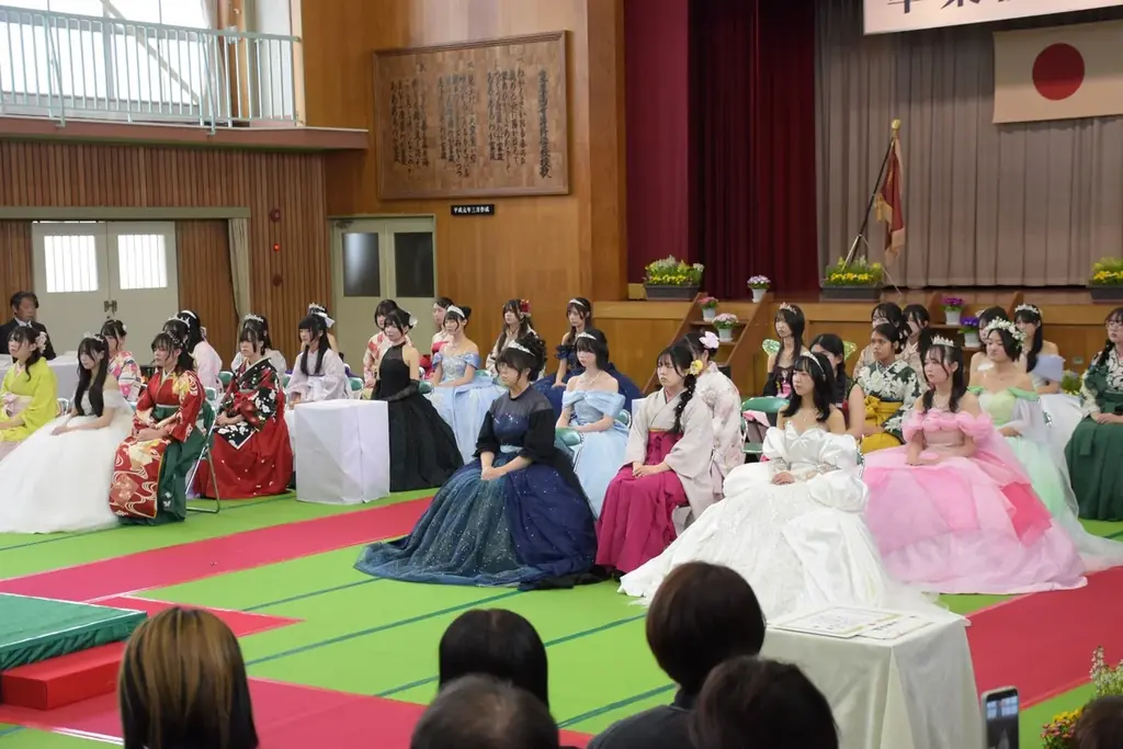 なんてきらびやかな卒業式！自作のドレスと着物で巣立つ～豊橋市立家政高等専修学校～ 画像 2