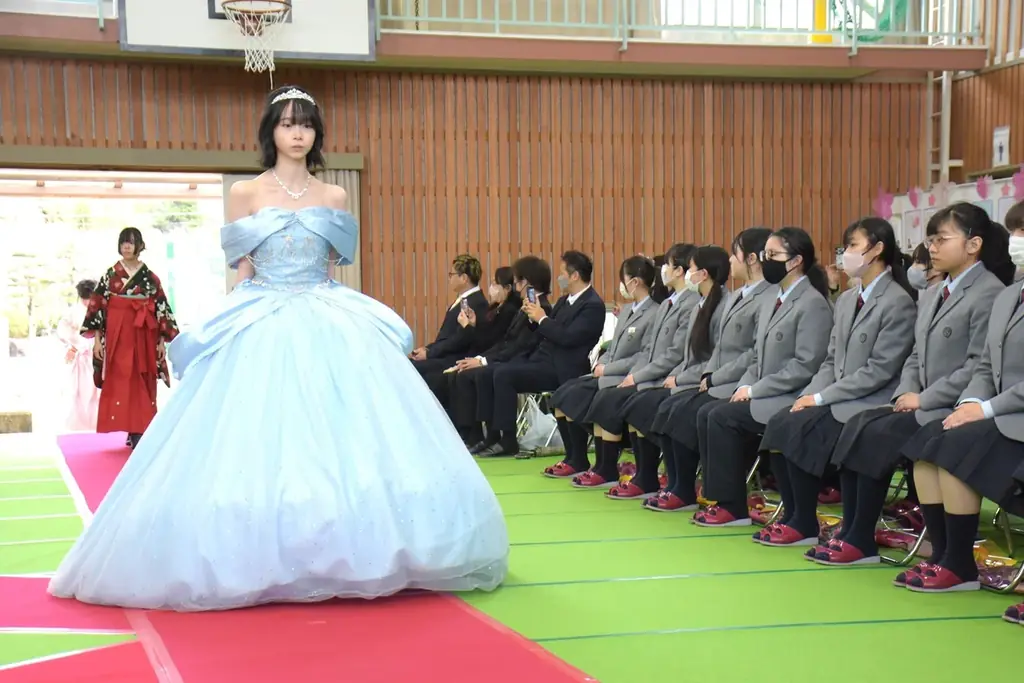 なんてきらびやかな卒業式！自作のドレスと着物で巣立つ～豊橋市立家政高等専修学校～ 画像 3