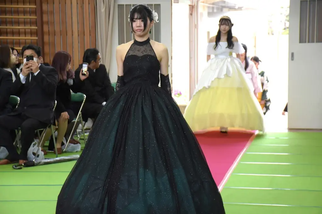 なんてきらびやかな卒業式！自作のドレスと着物で巣立つ～豊橋市立家政高等専修学校～ 画像 4