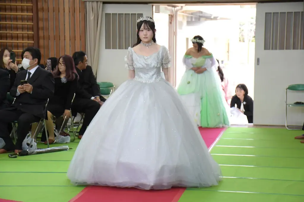 なんてきらびやかな卒業式！自作のドレスと着物で巣立つ～豊橋市立家政高等専修学校～ 画像 5