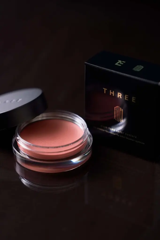 THREEのグラムトーンカラーカスタードに、深みと透明感を醸し出すFETICO限定色が登場 画像 1