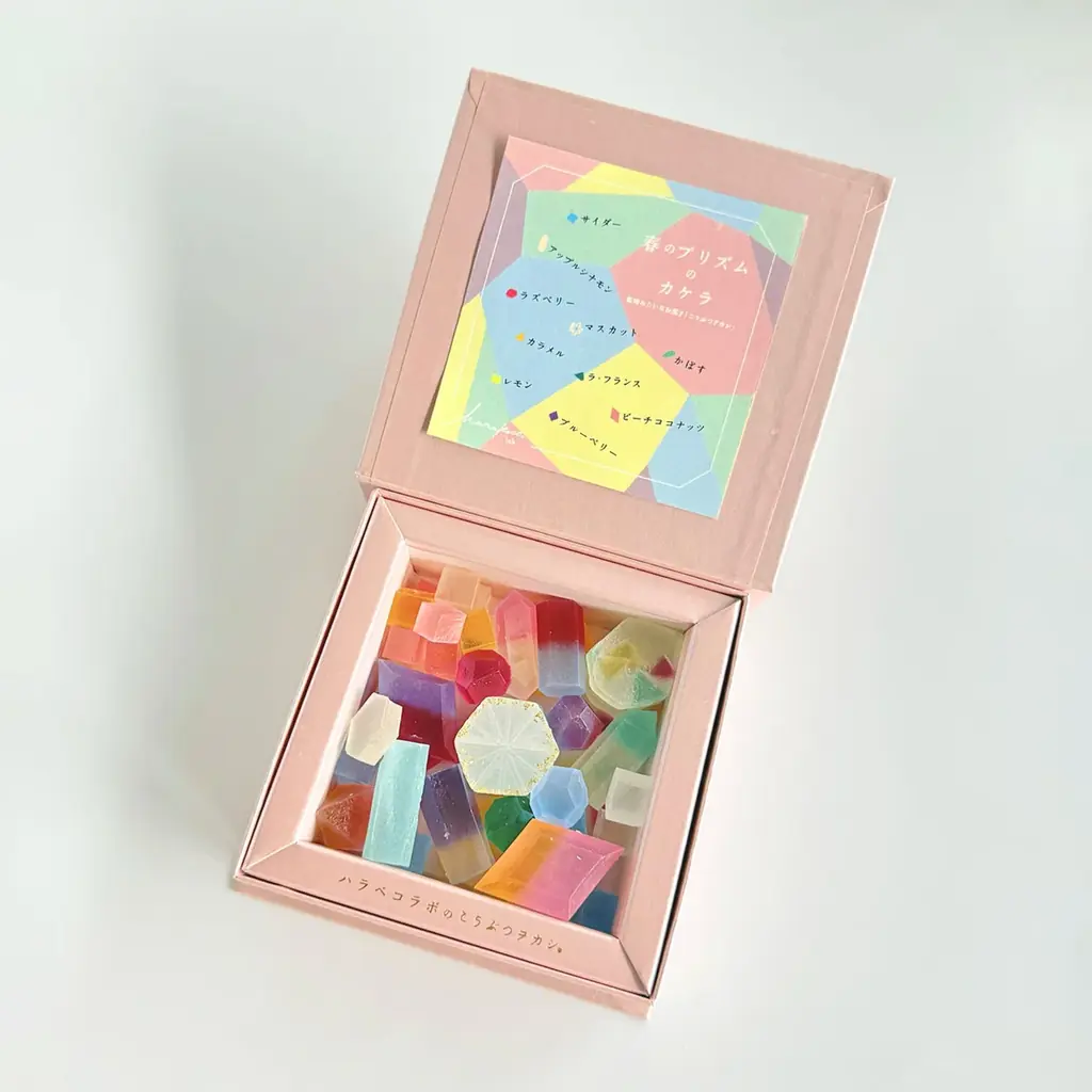 春の光をプリズムにかざしてうまれる”色のカケラ”を表現した琥珀糖【春のこうぶつのカケラ】が新登場。3月13日より期間限定で販売開始 画像 10