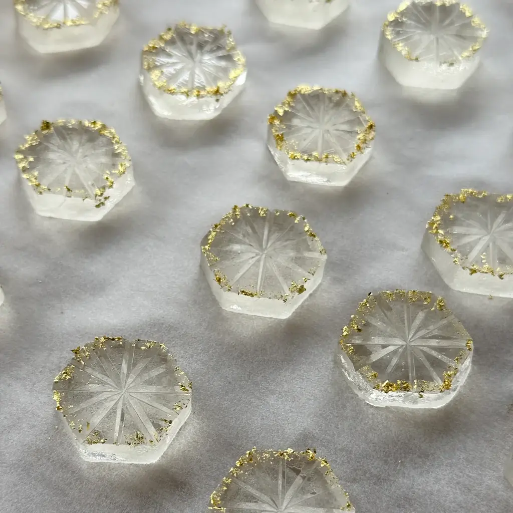 春の光をプリズムにかざしてうまれる”色のカケラ”を表現した琥珀糖【春のこうぶつのカケラ】が新登場。3月13日より期間限定で販売開始 画像 4