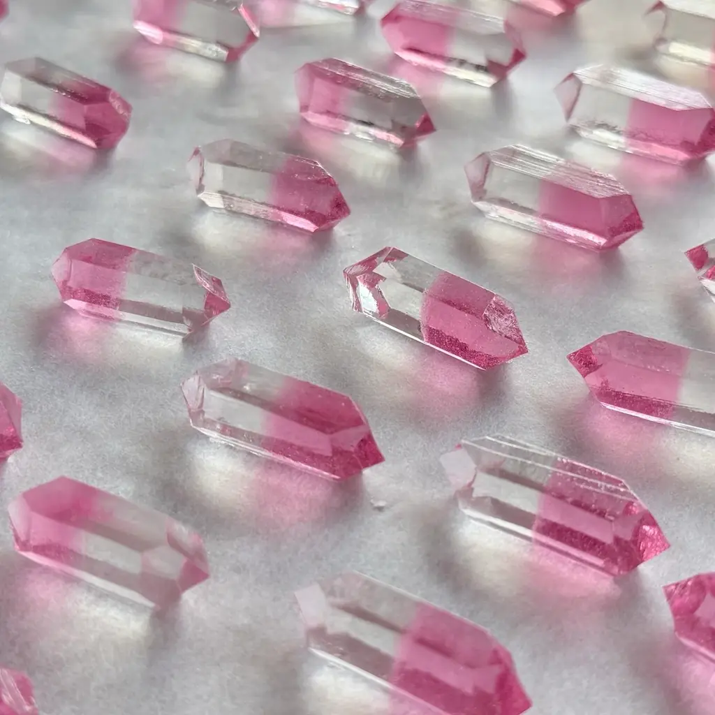 春の光をプリズムにかざしてうまれる”色のカケラ”を表現した琥珀糖【春のこうぶつのカケラ】が新登場。3月13日より期間限定で販売開始 画像 5