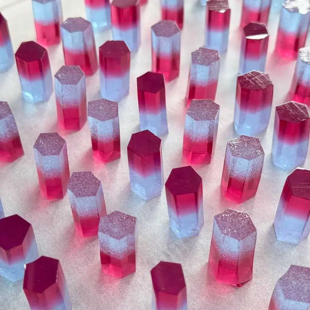 春の光をプリズムにかざしてうまれる”色のカケラ”を表現した琥珀糖【春のこうぶつのカケラ】が新登場。3月13日より期間限定で販売開始 画像 6