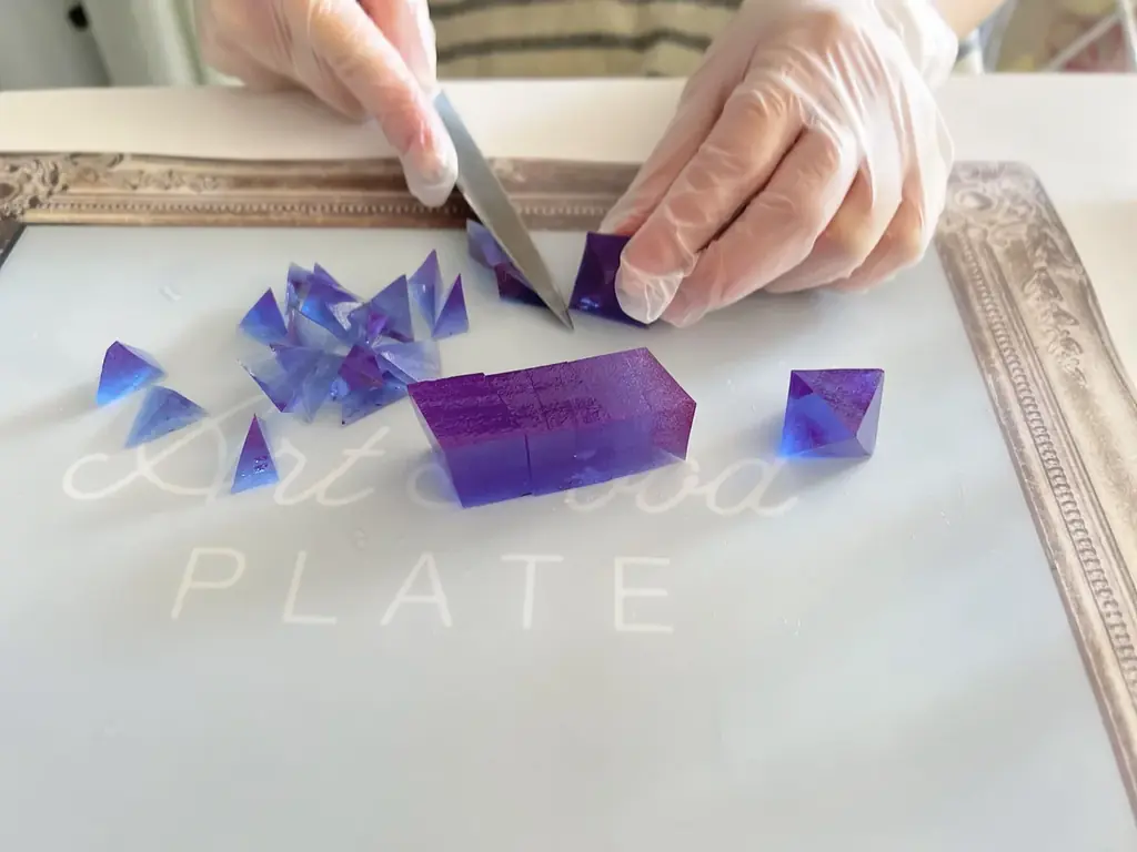 春の光をプリズムにかざしてうまれる”色のカケラ”を表現した琥珀糖【春のこうぶつのカケラ】が新登場。3月13日より期間限定で販売開始 画像 7