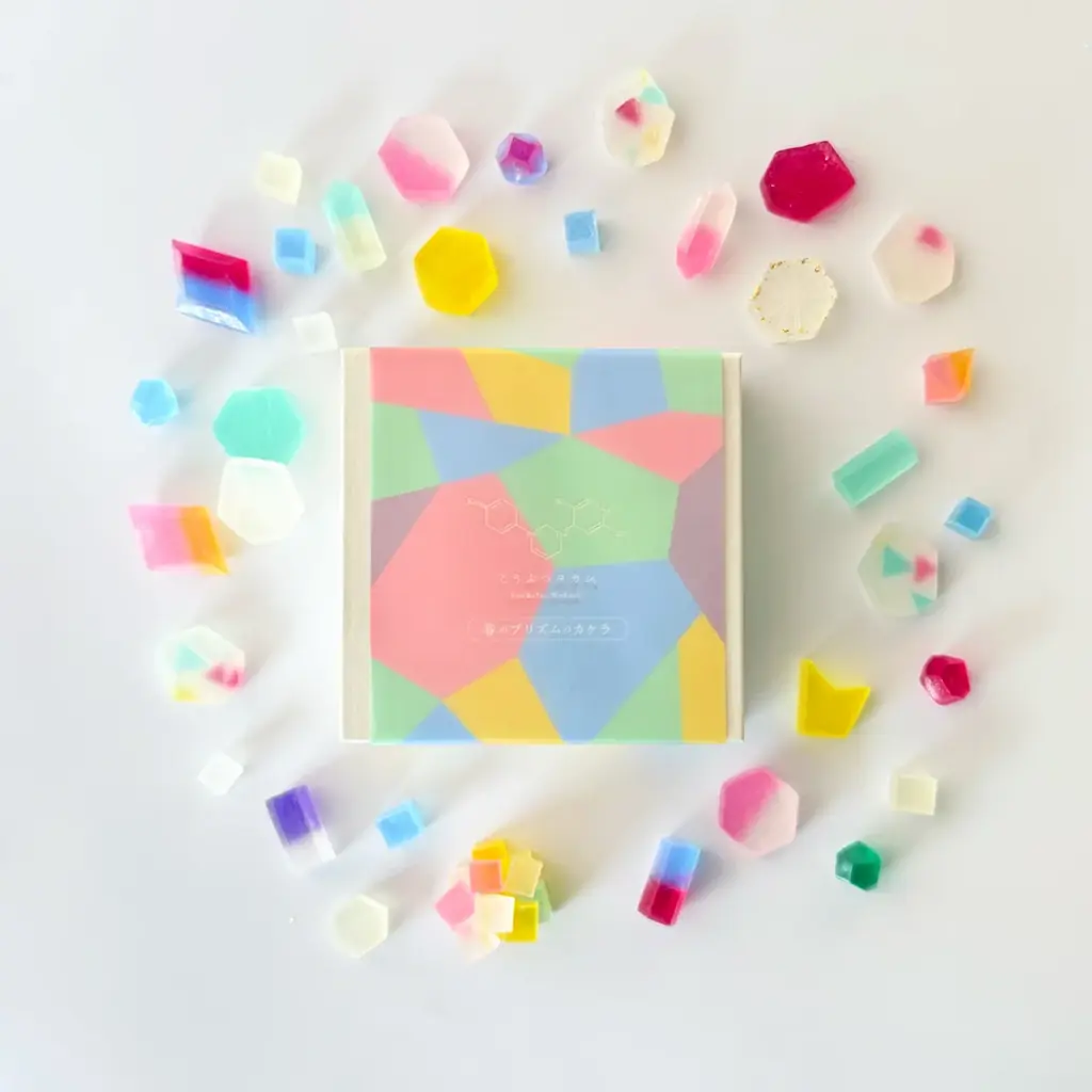 春の光をプリズムにかざしてうまれる”色のカケラ”を表現した琥珀糖【春のこうぶつのカケラ】が新登場。3月13日より期間限定で販売開始 画像 8