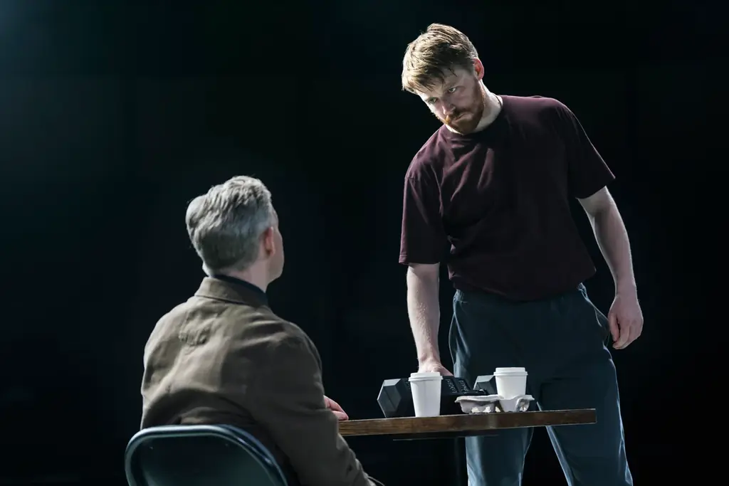 3/20（金・祝）に劇場公開になるナショナル・シアター・ライブ『フィフス・ステップ』ジャック・ロウデンxマーティン・フリーマンの特別映像（日本語字幕付）が完成し、解禁になりました。 画像 2