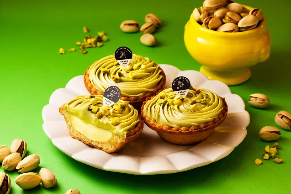 春に食べたい♡華やかなチーズタルト！濃厚ピスタチオが香ばしい「PABLOmini 贅沢ピスタチオ」 画像 1