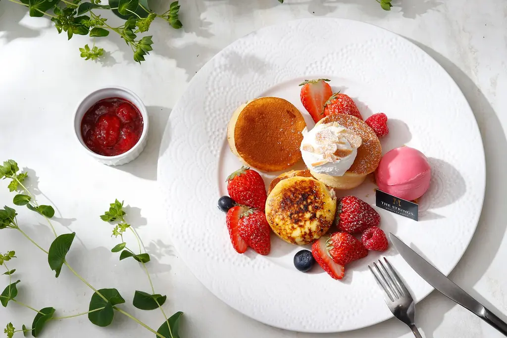 みずみずしいいちごと、香ばしいブリュレ・まろやかなマスカルポーネホイップ・王道のプレーンが織りなす『いちごのトリプルリッチパンケーキ』新登場 画像 2