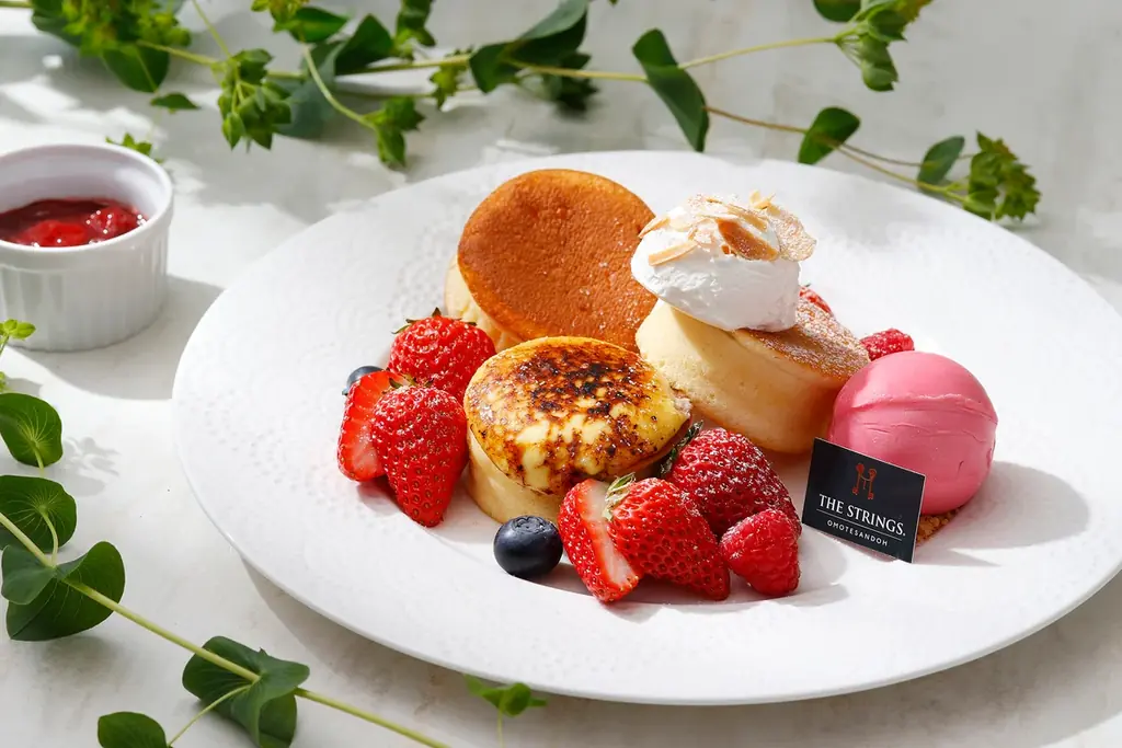 みずみずしいいちごと、香ばしいブリュレ・まろやかなマスカルポーネホイップ・王道のプレーンが織りなす『いちごのトリプルリッチパンケーキ』新登場 画像 3