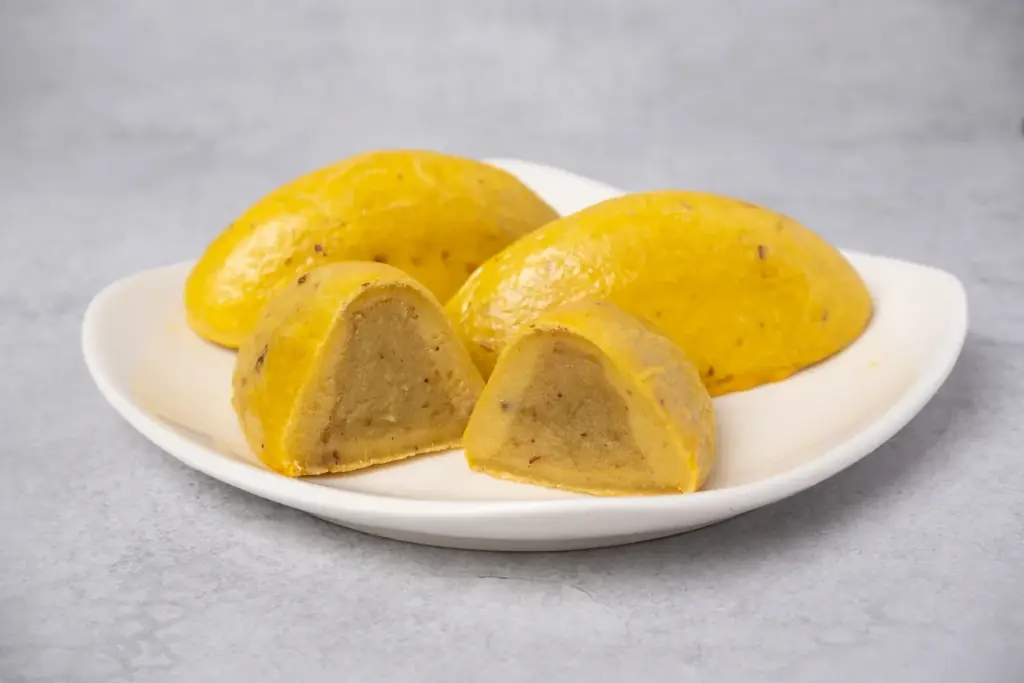 さつまいもスイーツ専門店「らぽっぽファーム」の新商品「2層仕立てのやきいもスイートポテト」　3月24日（火）より全国のファミリーマートにて発売 画像 2