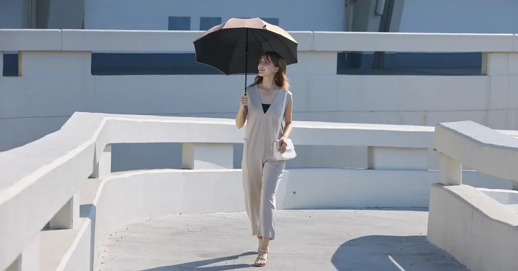 閉じるだけで一気にたためる日傘がリニューアル 画像 3