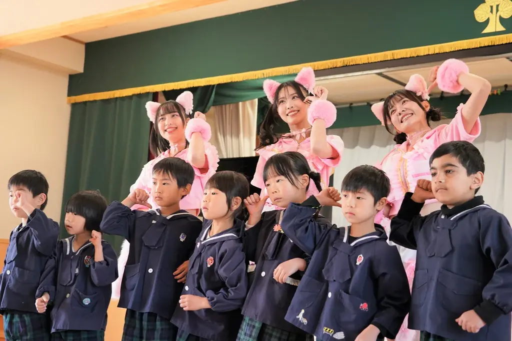 朝から元気に変身！東海エリアの子どもたちと、SAKURA GRADUATIONが一緒におどる「アイドル体操」がこの春スタート！ラッキィ池田さんがポップでユニークな動きを考案 画像 3