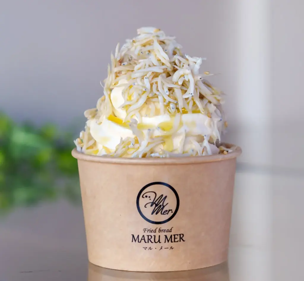 静岡市「用宗漁港」で3月21日(土)から、しらす漁が解禁／初日の水揚げ量は約2,000kg！とれたての「生しらす丼」や用宗漁港限定「しらすソフト」などお土産にもぴったりなしらすグルメも発売 画像 2