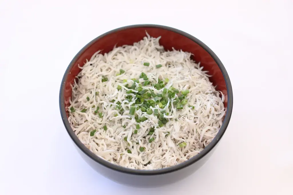 静岡市「用宗漁港」で3月21日(土)から、しらす漁が解禁／初日の水揚げ量は約2,000kg！とれたての「生しらす丼」や用宗漁港限定「しらすソフト」などお土産にもぴったりなしらすグルメも発売 画像 5