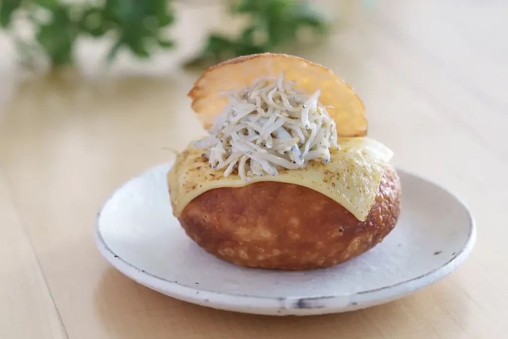 静岡市「用宗漁港」で3月21日(土)から、しらす漁が解禁／初日の水揚げ量は約2,000kg！とれたての「生しらす丼」や用宗漁港限定「しらすソフト」などお土産にもぴったりなしらすグルメも発売 画像 9