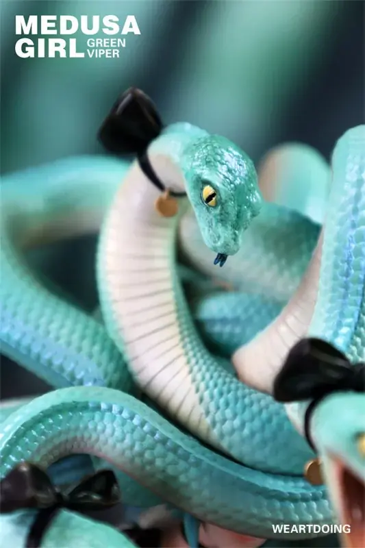 『メデューサガール Illustrated by よしおか 完成品フィギュア』の「グリーンバイパー」「クリムゾンバイパー」が登場。 画像 11