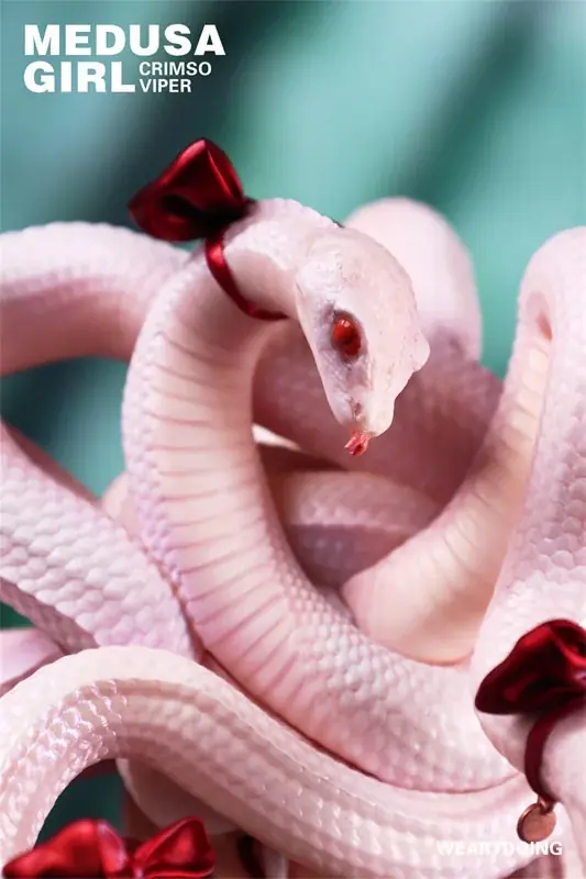 『メデューサガール Illustrated by よしおか 完成品フィギュア』の「グリーンバイパー」「クリムゾンバイパー」が登場。 画像 23