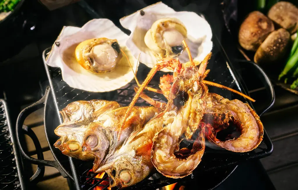 お台場 “世界最大級” の噴水「東京アクアシンフォニー」とともに 活伊勢海老やTボーンステーキを味わう　日本料理「さくら」テラス限定 炭火焼ペアコース登場 画像 2