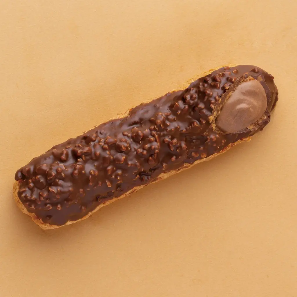 【ビアードパパ】4月1日より、あの人気コラボ“小枝シュー”が1年半ぶりに復活ザックザク食感とカカオ香るチョコクリームで「小枝」の味わいを再現！ 画像 2