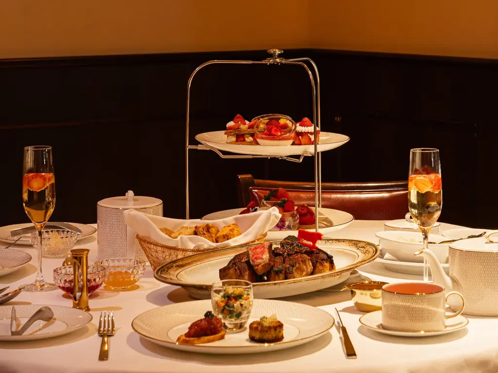 ウルフギャング・ステーキハウス 福岡店　セカンドディナータイム予約限定「夜景の肉食ハイティー ストロベリーVer.」 画像 1