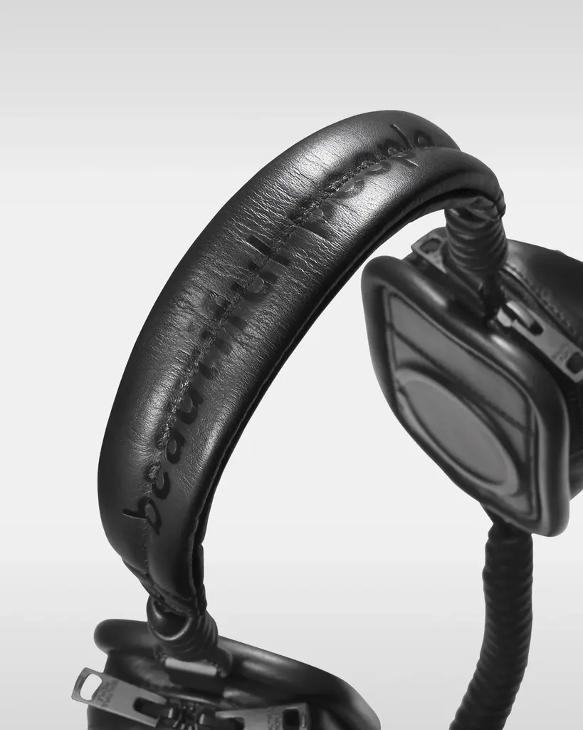 【objcts.io】beautiful peopleとのコラボレーションコレクションを発表。黒電話やヘッドフォンをモチーフにしたバッグ・iPhoneアクセサリー計3型を展開。 画像 15