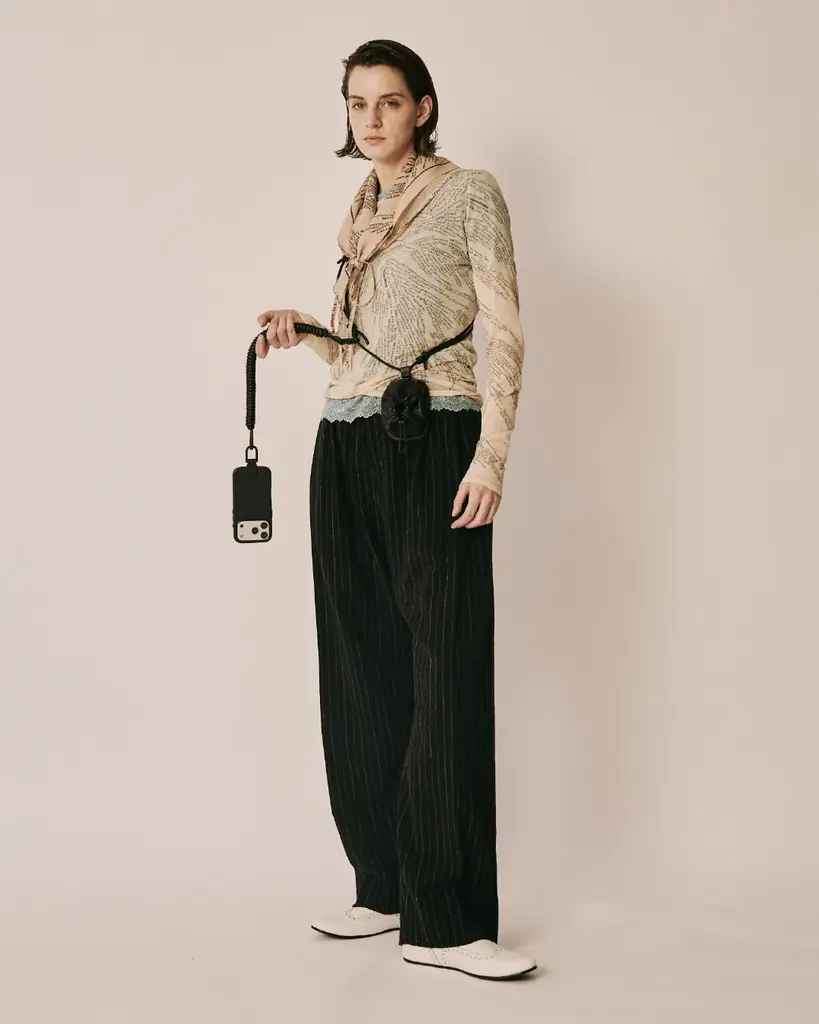 【objcts.io】beautiful peopleとのコラボレーションコレクションを発表。黒電話やヘッドフォンをモチーフにしたバッグ・iPhoneアクセサリー計3型を展開。 画像 19