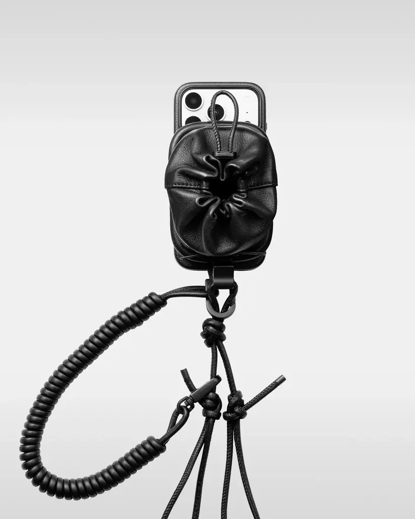 【objcts.io】beautiful peopleとのコラボレーションコレクションを発表。黒電話やヘッドフォンをモチーフにしたバッグ・iPhoneアクセサリー計3型を展開。 画像 21