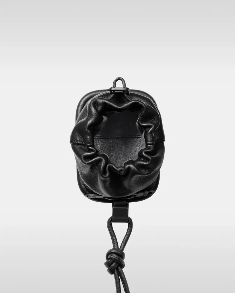 【objcts.io】beautiful peopleとのコラボレーションコレクションを発表。黒電話やヘッドフォンをモチーフにしたバッグ・iPhoneアクセサリー計3型を展開。 画像 24