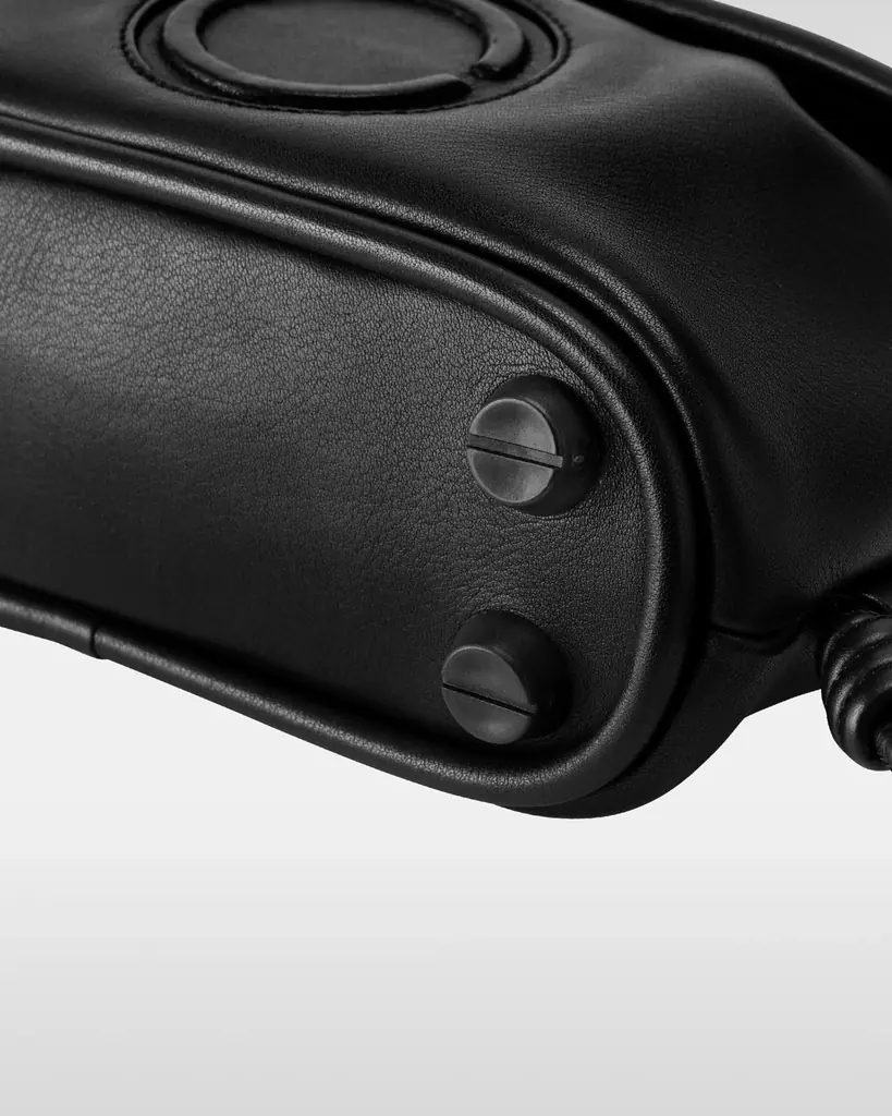 【objcts.io】beautiful peopleとのコラボレーションコレクションを発表。黒電話やヘッドフォンをモチーフにしたバッグ・iPhoneアクセサリー計3型を展開。 画像 6