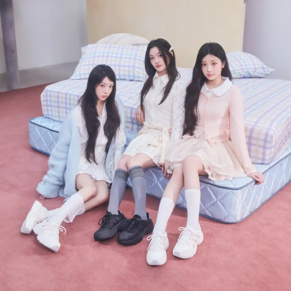 【ABCマート】トレンドの厚底スタイル！FILA 新作モデル「WAVYDAY FLOW」　K-POPガールグループ「ILLIT」起用　　　第2弾限定！購入者を対象に特別ノベルティ配布 画像 2